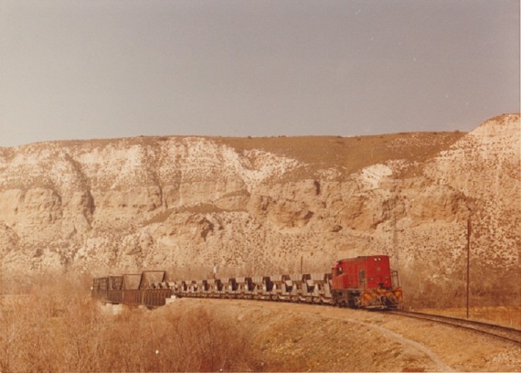 Composición de tolvas, tras cruzar el río Jarama, dirigiéndose hacia El Alto (foto del autor del artículo, tomada a finales de los años ochenta).